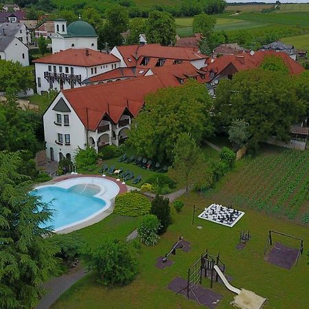 Hasik Hotel Magyarpolány エクステリア 写真