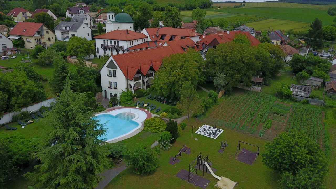 Hasik Hotel Magyarpolány エクステリア 写真