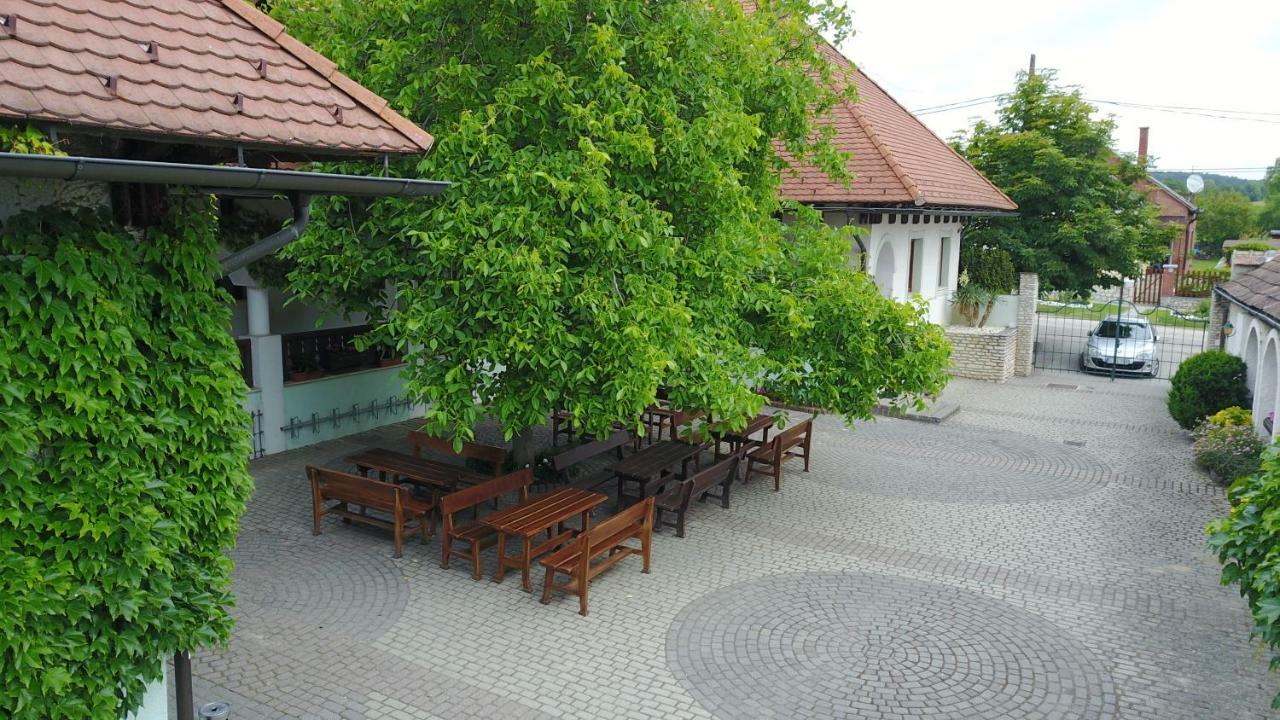 Hasik Hotel Magyarpolány エクステリア 写真