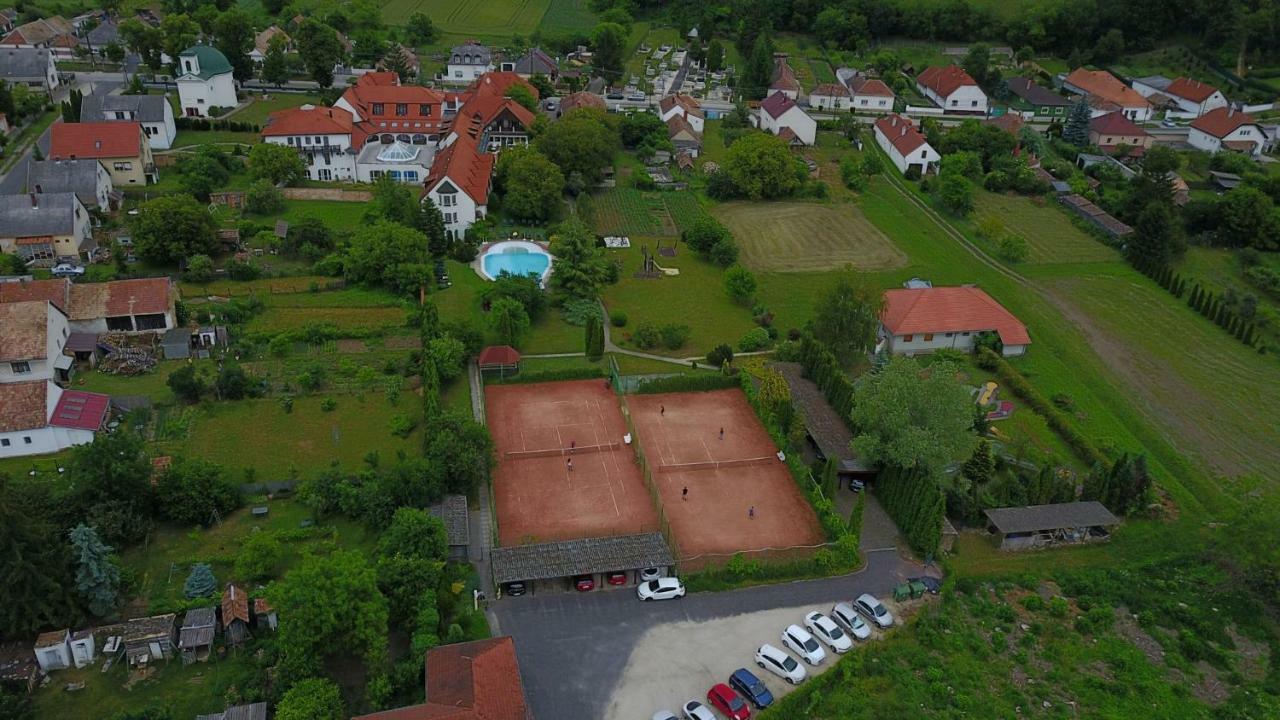Hasik Hotel Magyarpolány エクステリア 写真